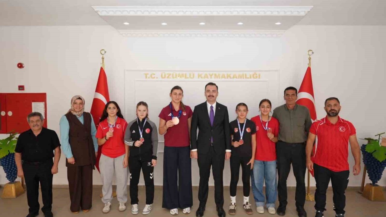 Üzümlü’de başarılı güreşçilerden Kaymakam Hökelekli’ye ziyaret