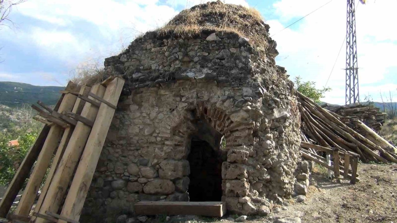 Atıl vaziyetteki hamam restore edilmeyi bekliyor