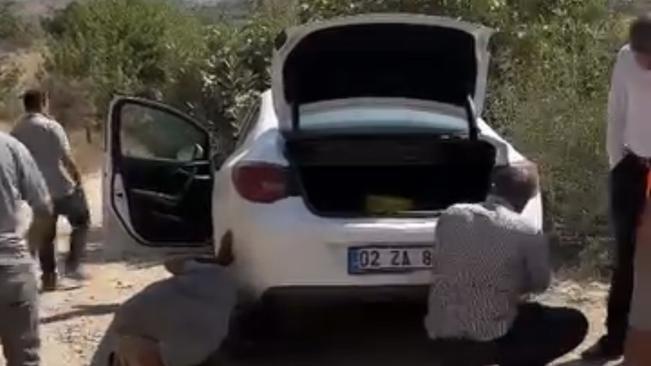 Şarampole giren otomobil halatla kurtarıldı