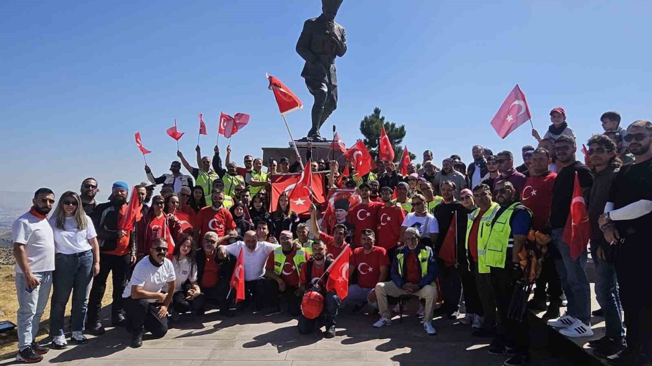 Motosiklet tutkunları Afyonkarahisar’da "Zafer Sürüşü" düzenledi