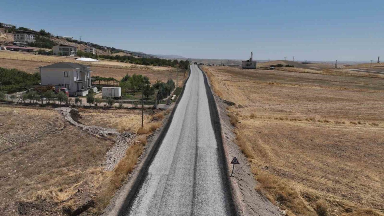 Kırsal yollarda sathi kaplama çalışmaları sürüyor
