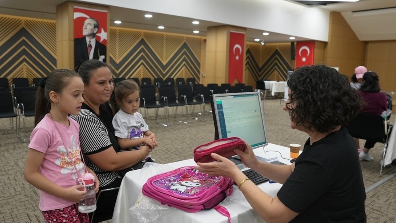Denizli Büyükşehir miniklerin okul heyecanına ortak oluyor