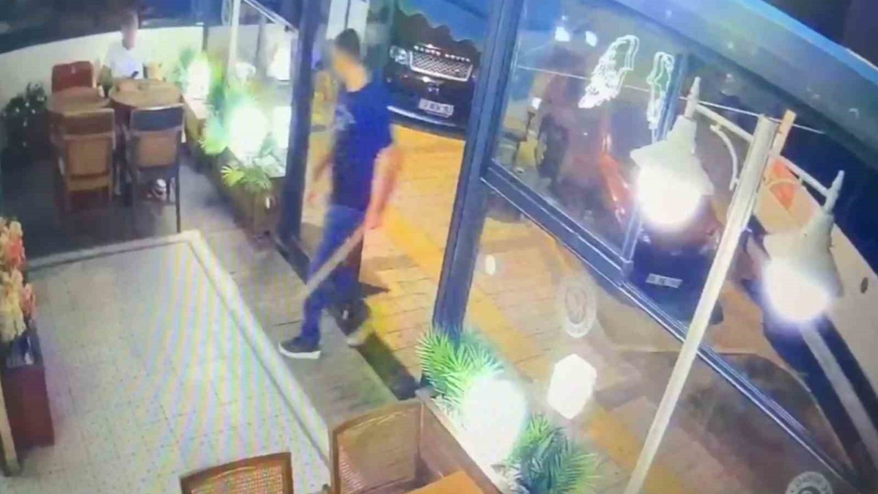 Sopayla öldüresiye dövdü, ilginç saldırı kameralara yansıdı