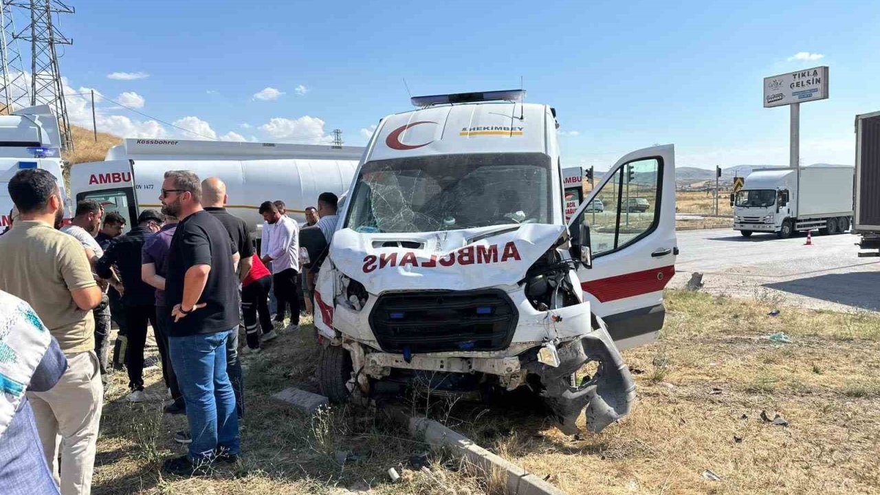 Çorum’da ambulans ile cip çarpıştı: 5 yaralı