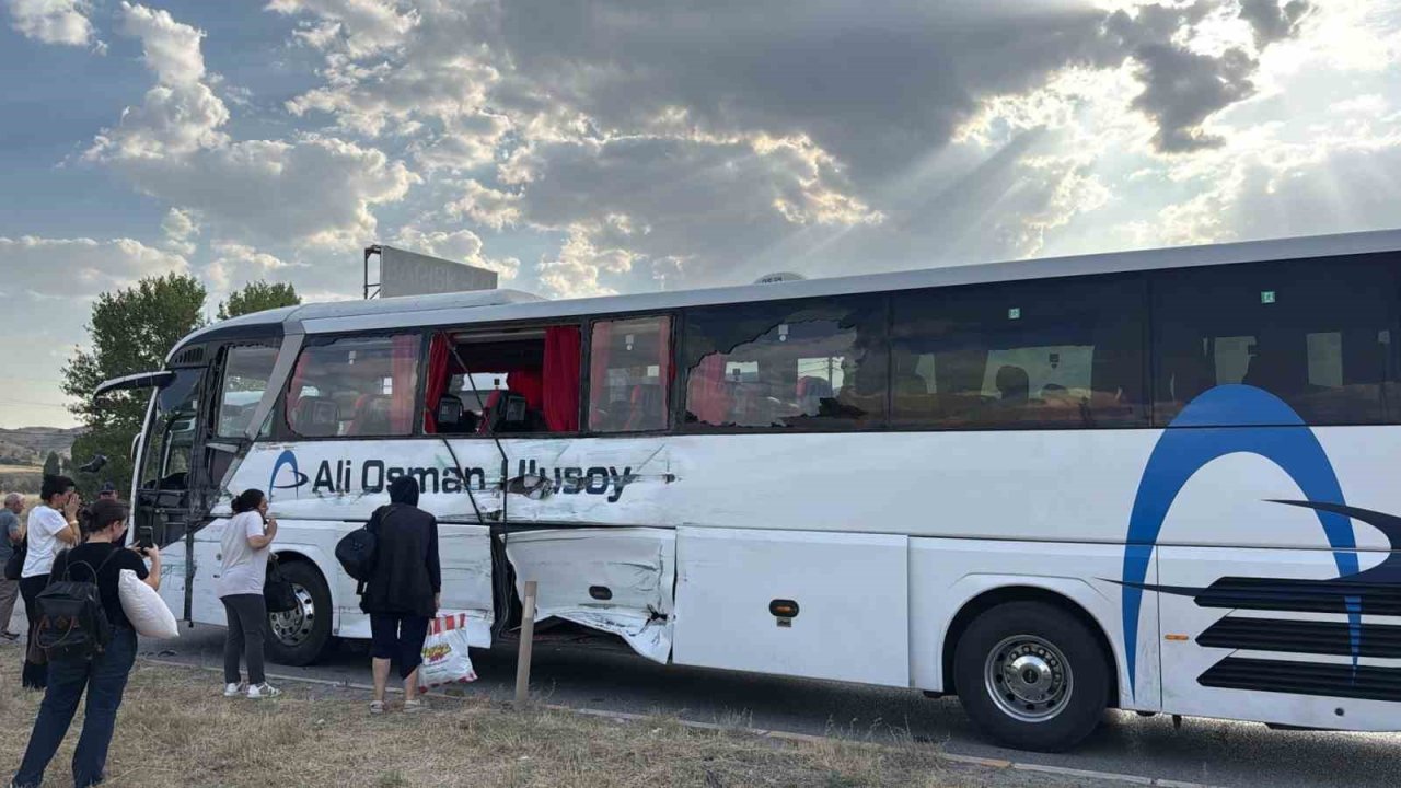 Kırıkkale’de yolcu otobüsü ve iki tır kavşakta çarpıştı: 1 yaralı