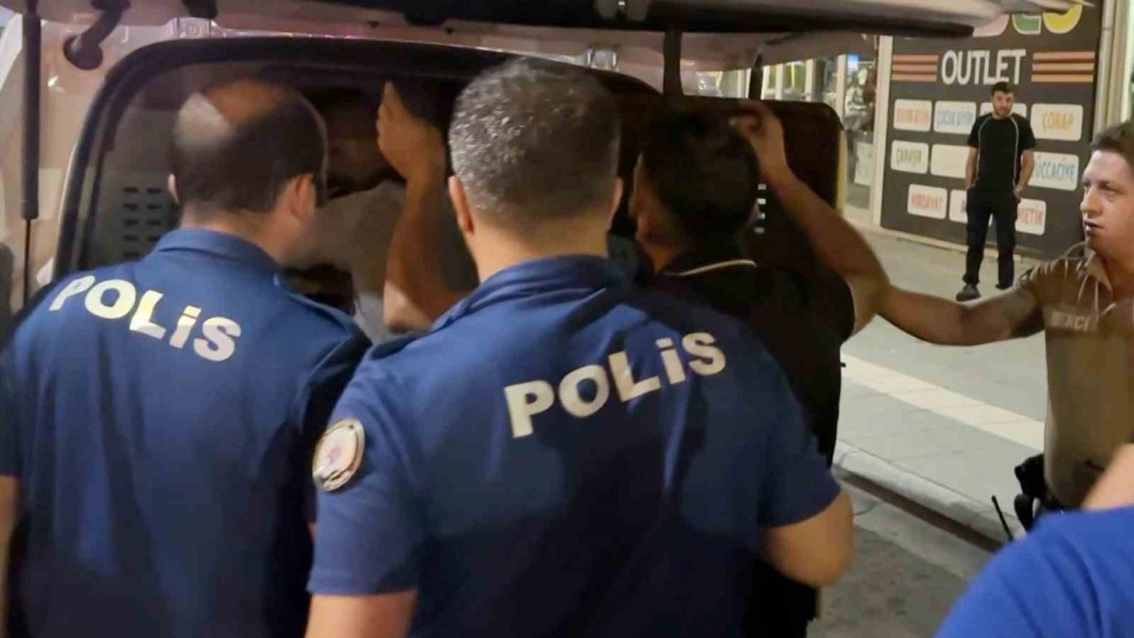 Biri oynayarak, diğeri zorla gözaltına alındı: ilginç anlar kamerada