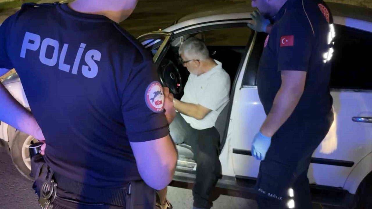 Yol ortasında araç içinde sızıp kaldı, ekipleri alarma geçirdi