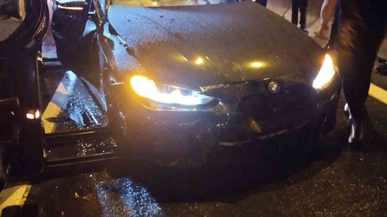 Üsküdar’da üç aracın karıştığı zincirleme trafik kazasında 4 kişi yaralandı.