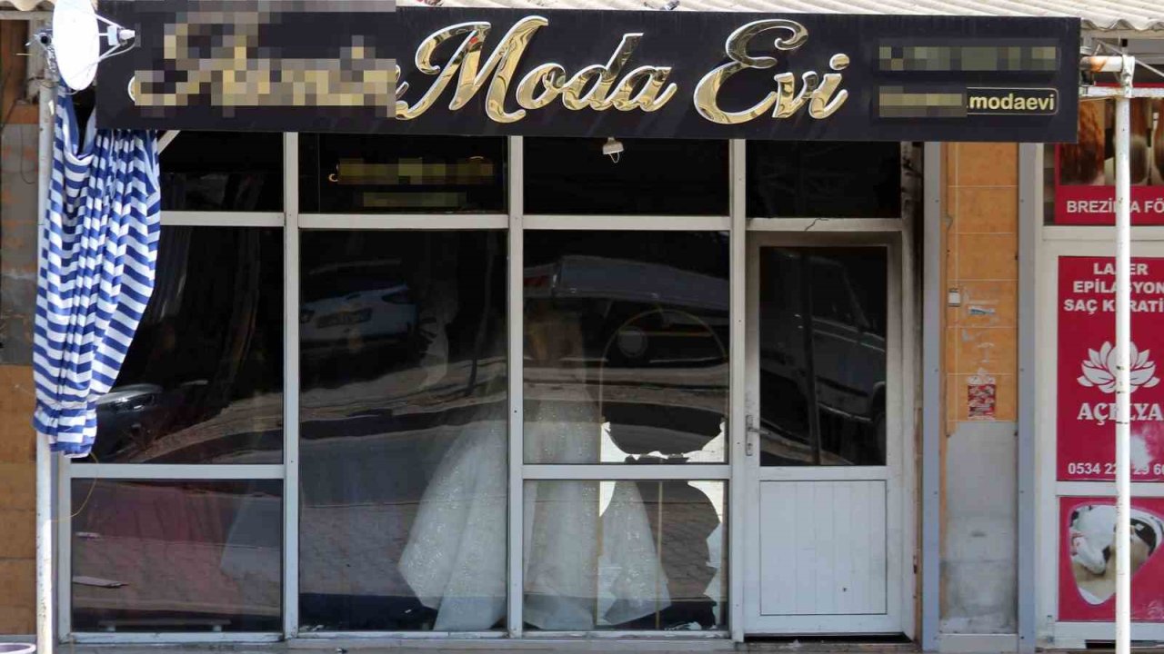 Boşanmak isteyen eşinin gelinlikçi dükkanını benzin dökerek ateşe verdi