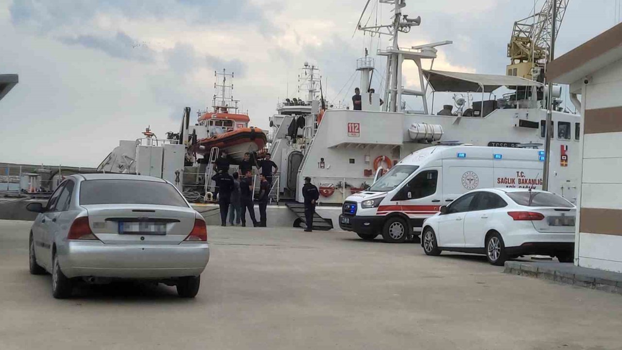 Karadeniz’de su alan gemi batma tehlikesi geçirdi, 13 mürettebat tahliye edildi