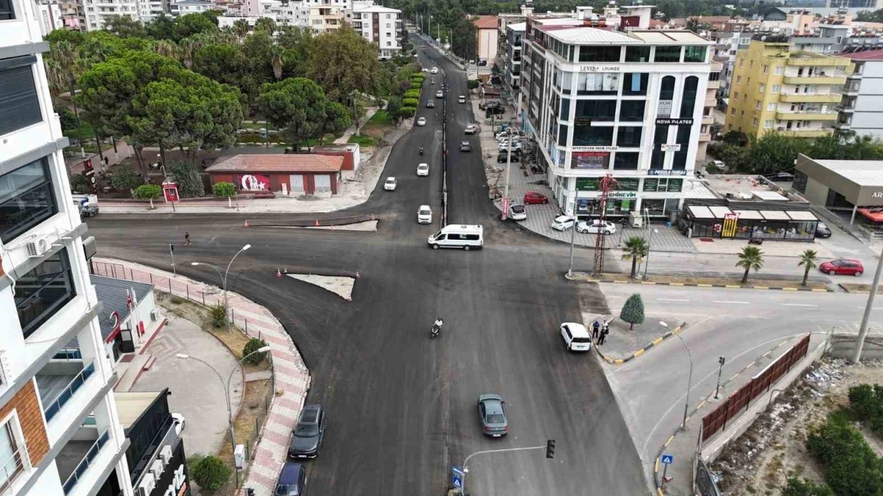 Dörtyol’da asfalt seferberliği hız kesmeden sürüyor