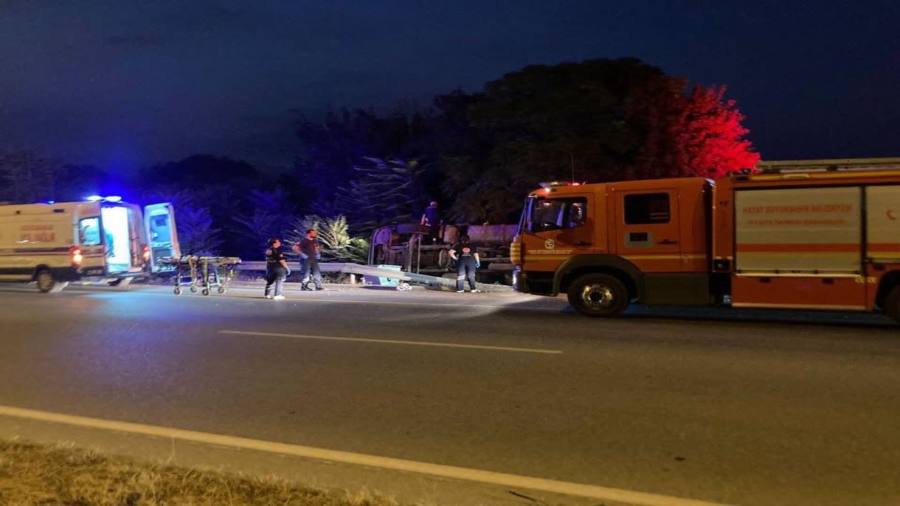 Dörtyol’da devrilen tırın sürücüsü yaralandı