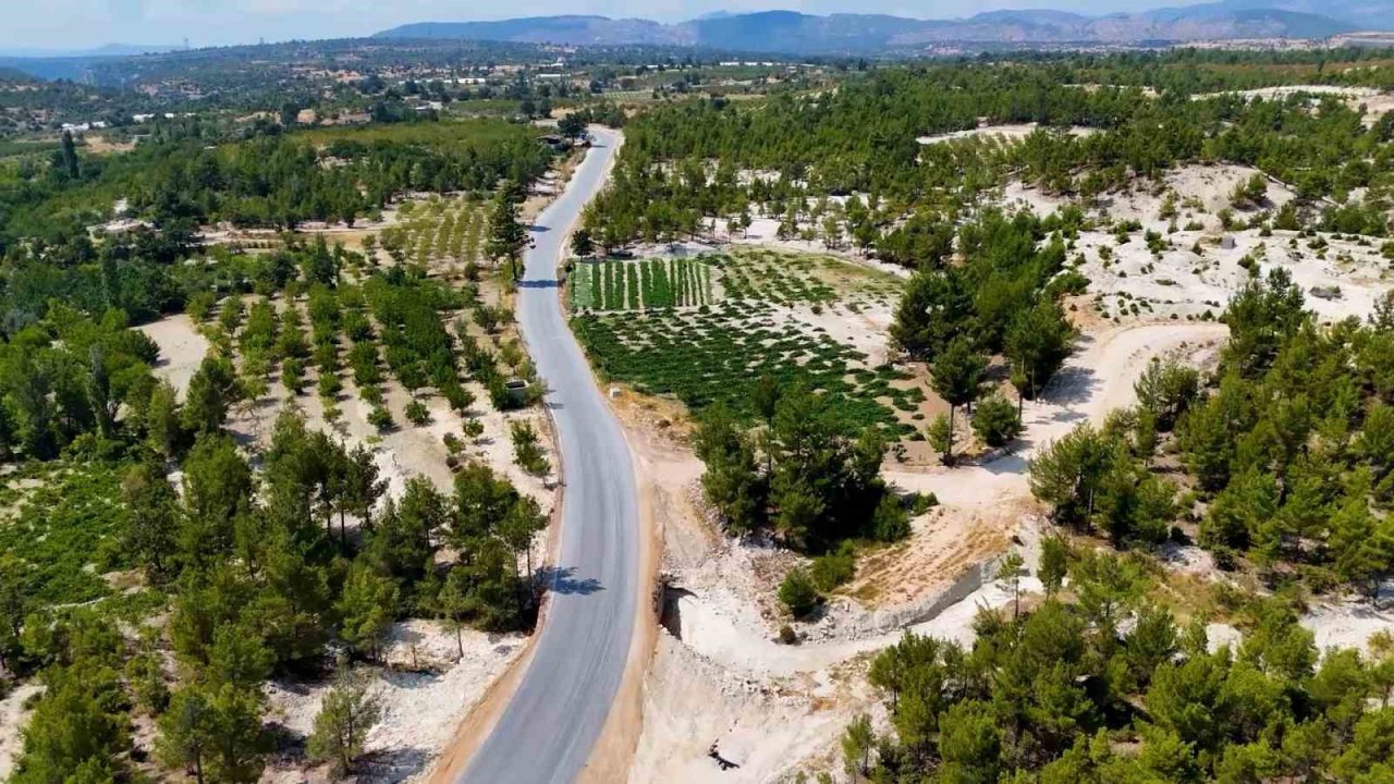 Mersin’de 4 mahalleyi birbirine bağlayan yol yenilendi