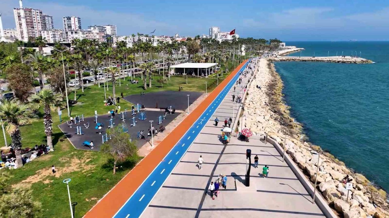 Mersin’in 560 bin metrekarelik Kültür Parkında bakım çalışmaları sürüyor