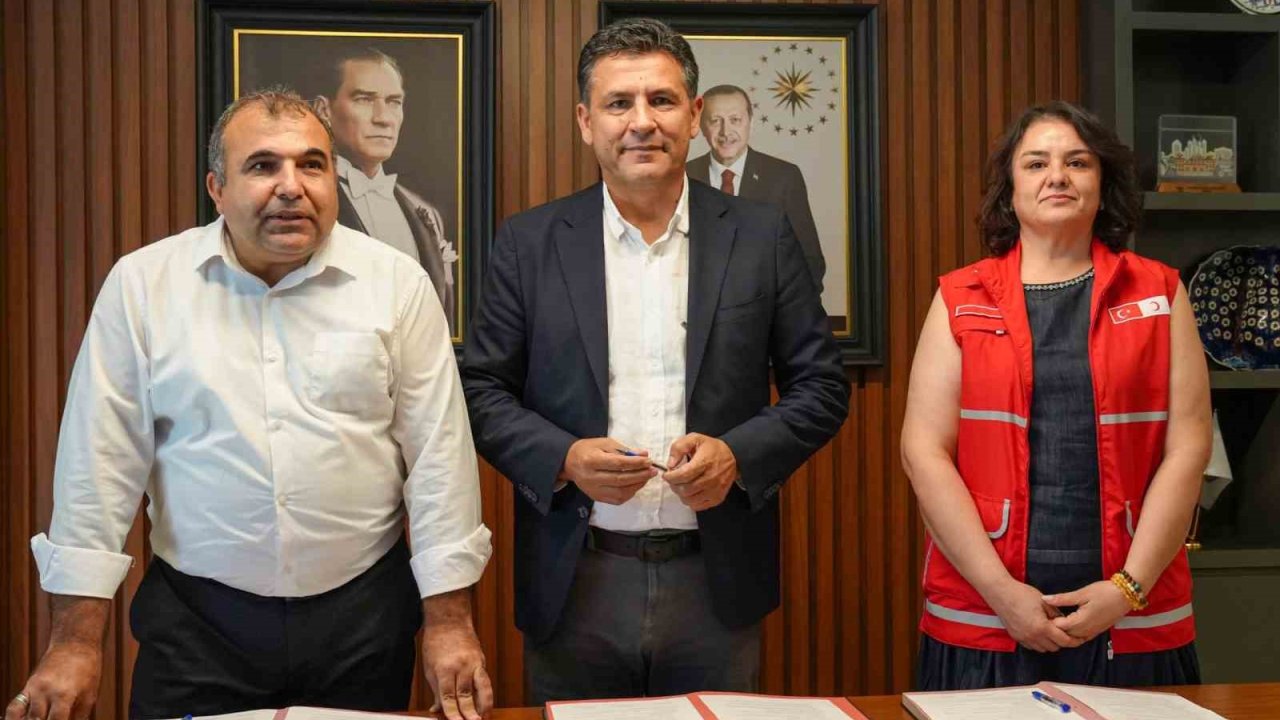 Kozan’da 500 öğrenciye kırtasiye ve okul kıyafeti desteği