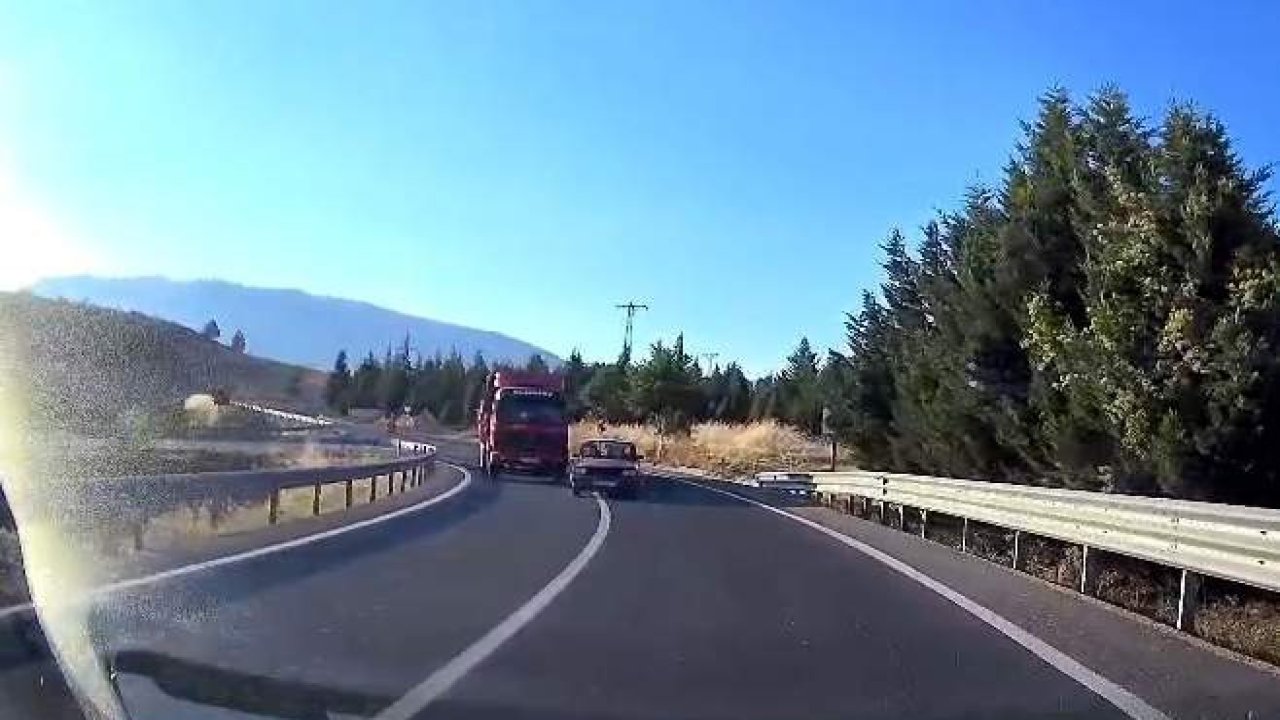 Virajda hatalı sollama faciaya davetiye çıkarıyordu: Kafa kafaya çarpışmadan saniyelerle kurtuldular