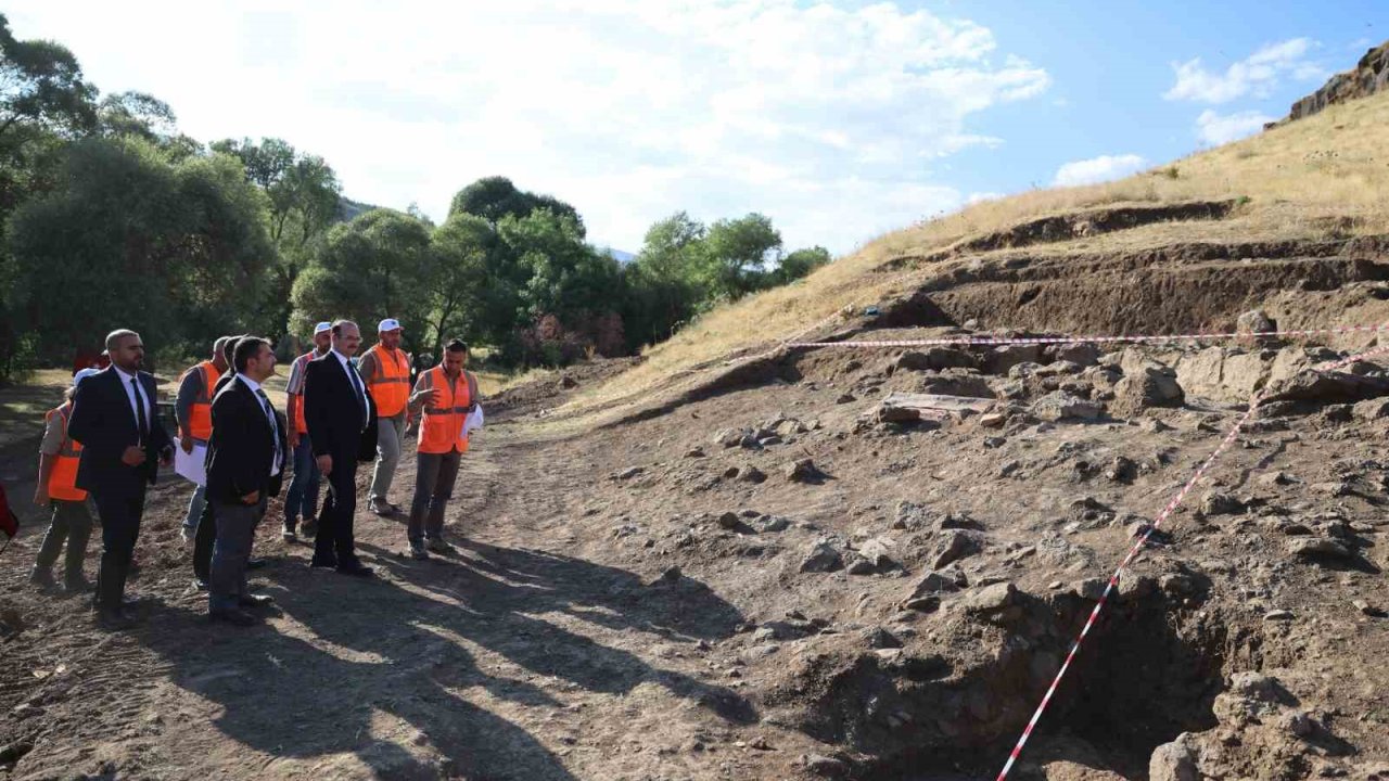 Rektör Hacımüftüoğlu, Parmaksız Kale höyük kazı alanında incelemelerde bulundu