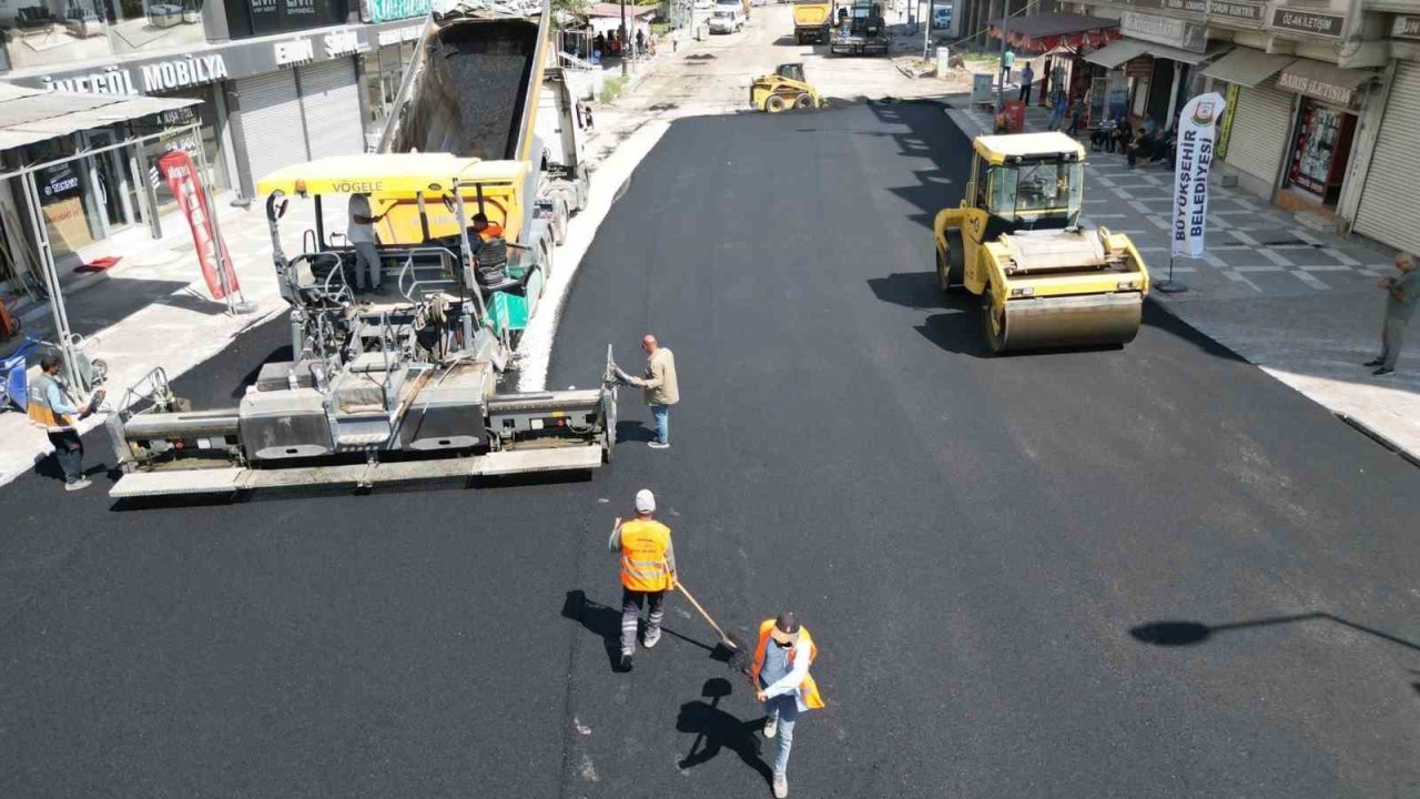 Adnan Menderes Caddesi sıcak asfaltla yenileniyor