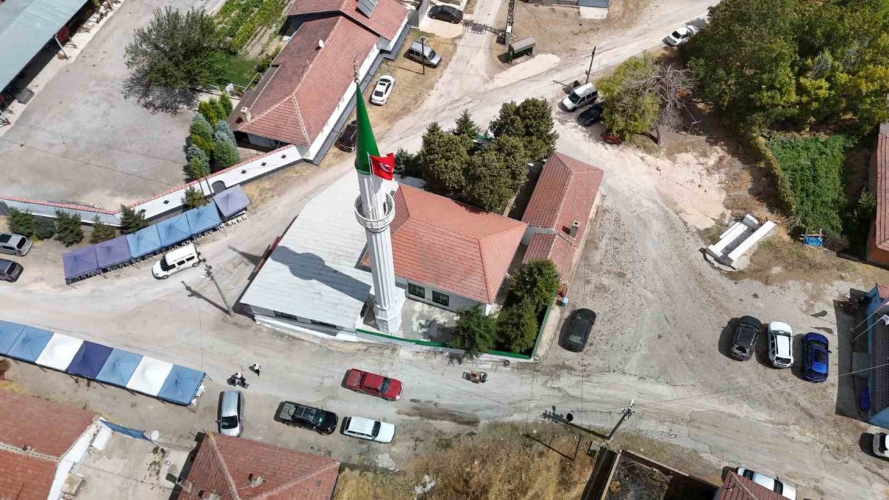 Yıldırım düşmesi sonucu ağır hasar alan cami el birliği için onarıldı, ibadete açıldı