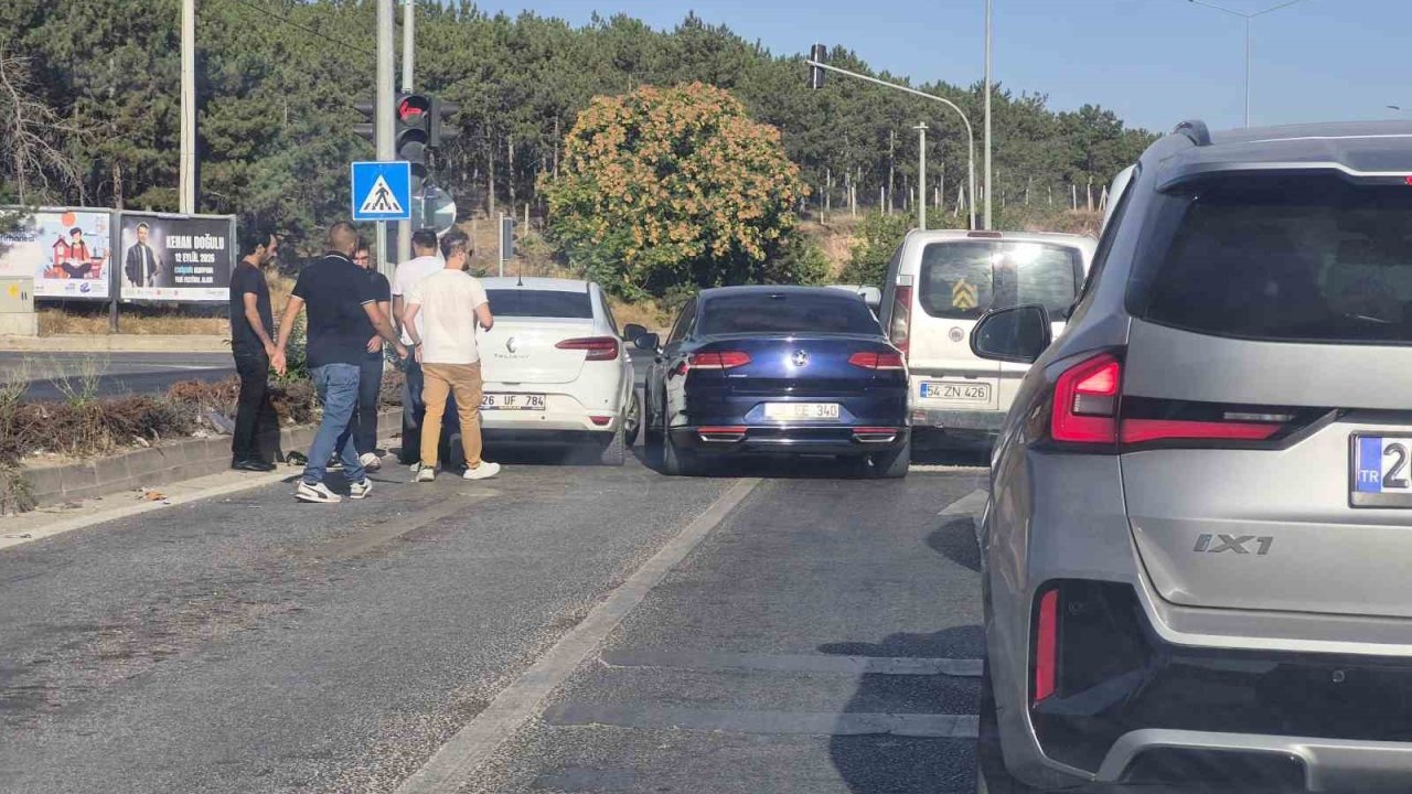 Eskişehir’de 3 aracın karıştığı kazada hasar oluştu