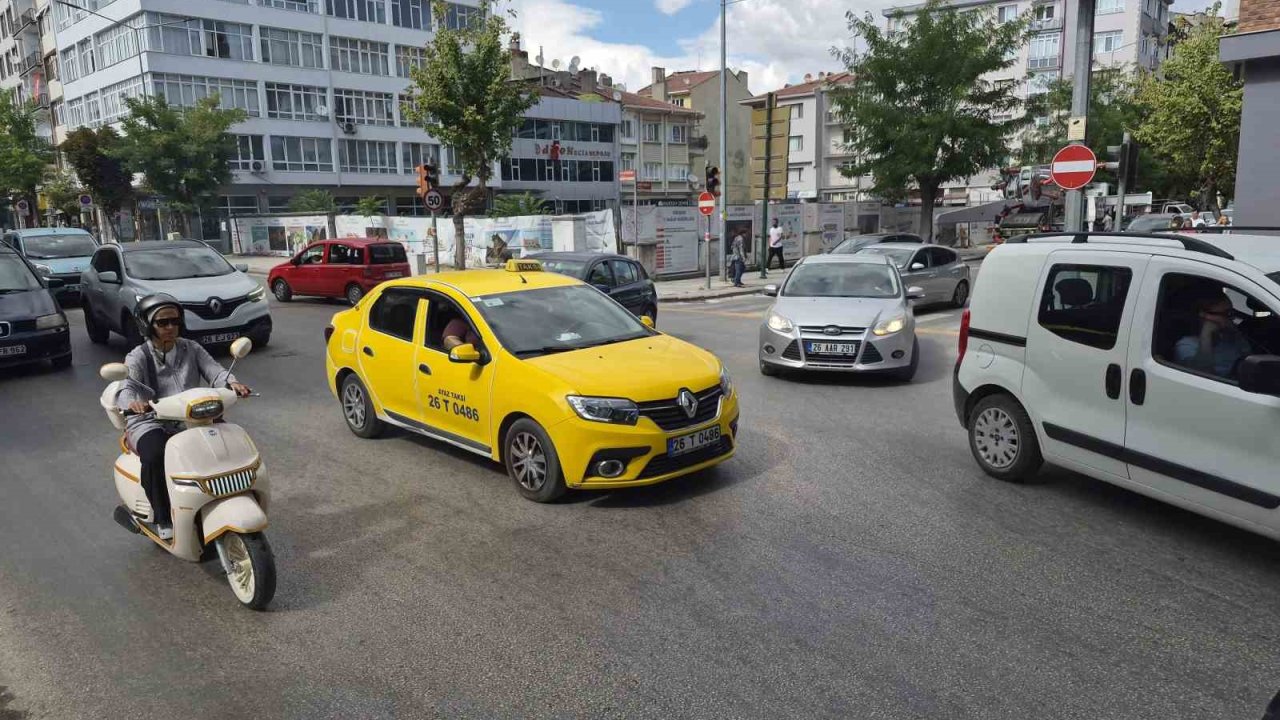 Elektrik kesintisi sebebiyle trafik ışıkları yanmayınca karışıklık meydana geldi