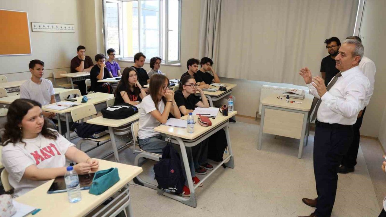Akbaş DYK kurslarında öğrencilerle buluştu
