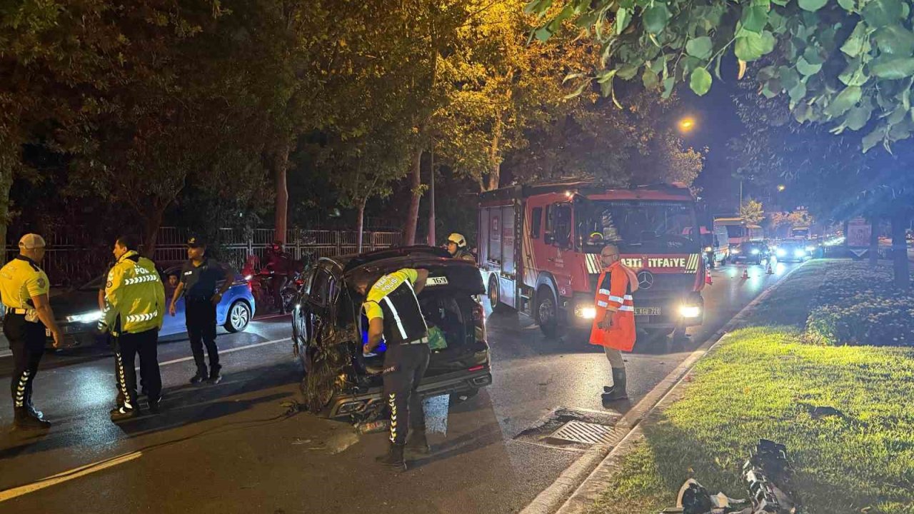 Refüjü aşan otomobil karşı şeritte iki araca çarptı: 3 yaralı