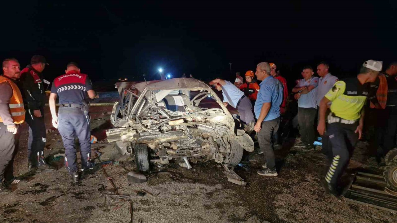 Karaman’da iki otomobilin kafa kafaya çarpıştı: 1 ölü, 1 yaralı