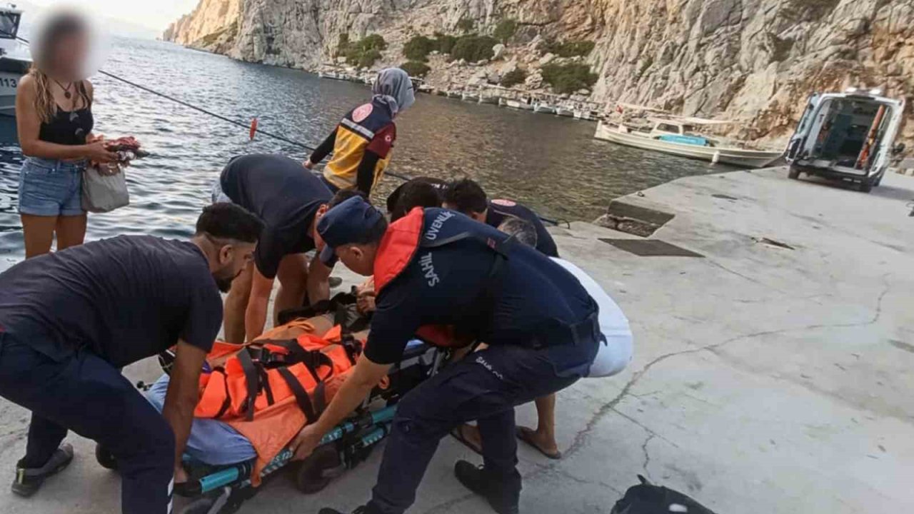 Özel teknede yaralanan vatandaşı Sahil Güvenlik ekipleri botla denizden tahliye etti