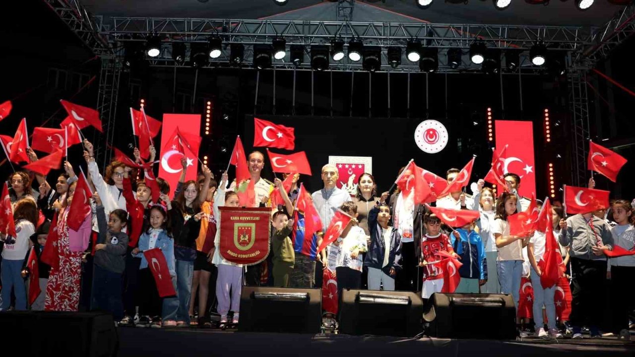 Zafer coşkusu bando ve halk oyunları gösterileri ile taçlandı