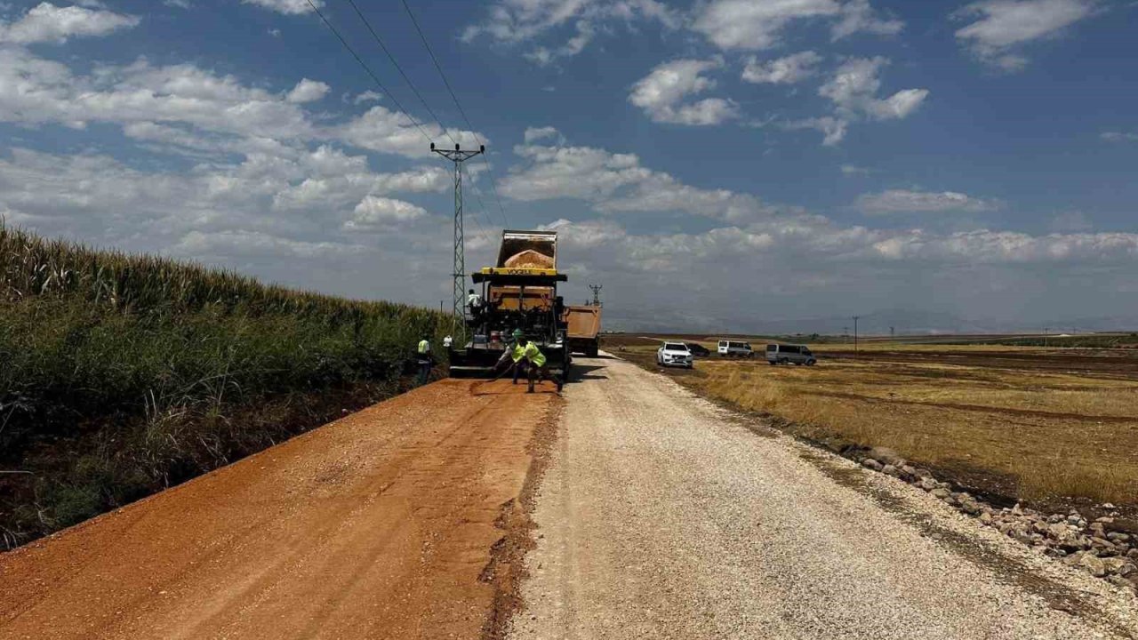 Kaymakam Aslan, asfalt çalışmasını inceledi