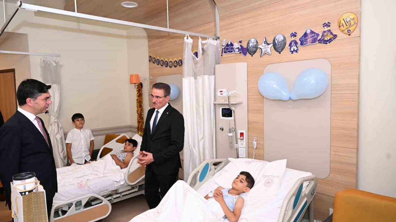 Erzurum Valisi Baruş, Şehir Hastanesi’nde sünnet olan çocukları ziyaret etti