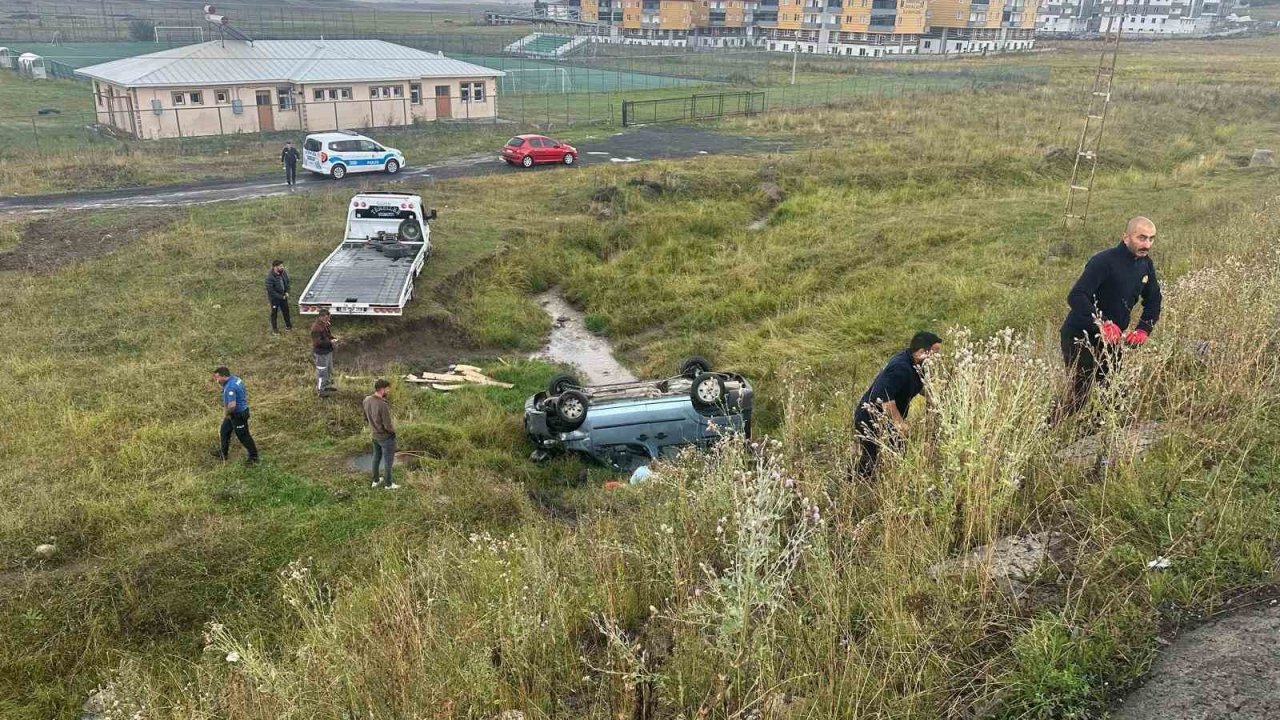 Sarıkamış’ta yağış kazaya neden oldu: Hafif ticari araç şarampole devrildi, 2 yaralı