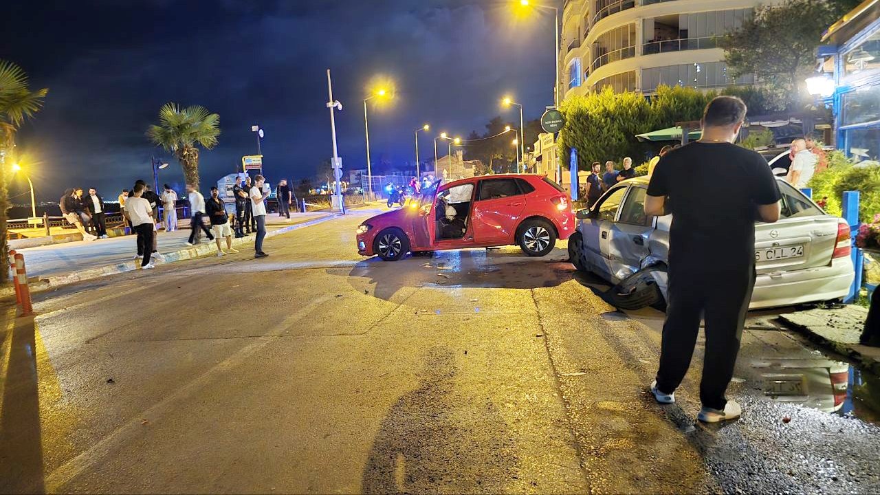 Direksiyon hakimiyetini kaybetti, karşı şeritteki otomobile çarptı: 4 yaralı