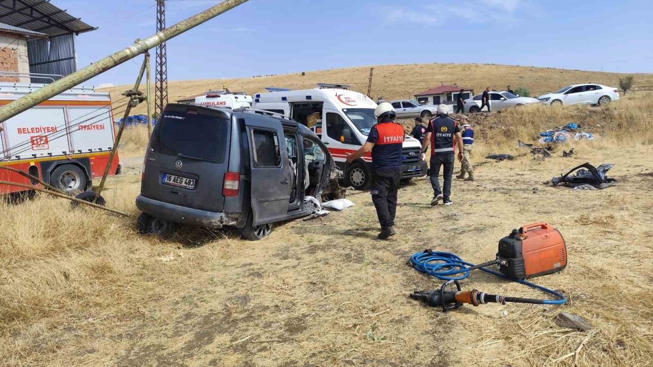 Elazığ’da hafif ticari araç tarlaya uçtu:5 yaralı