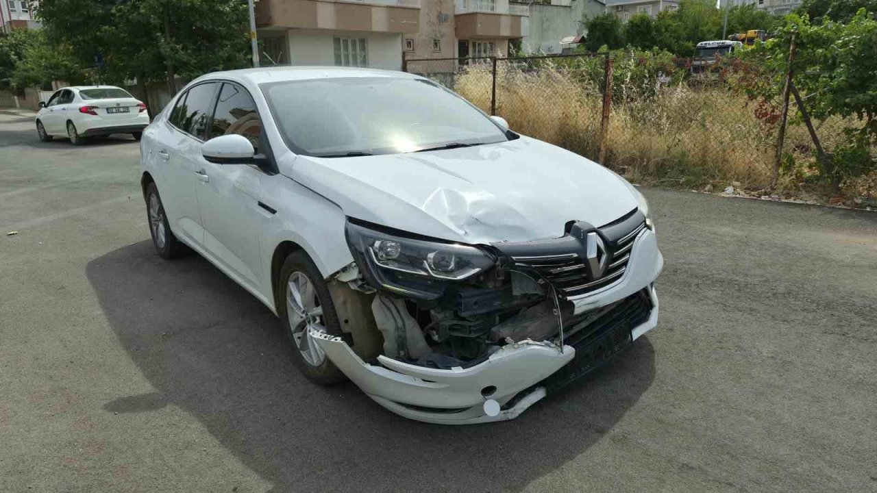 Motosiklet ile otomobil çarpıştı: 2 yaralı