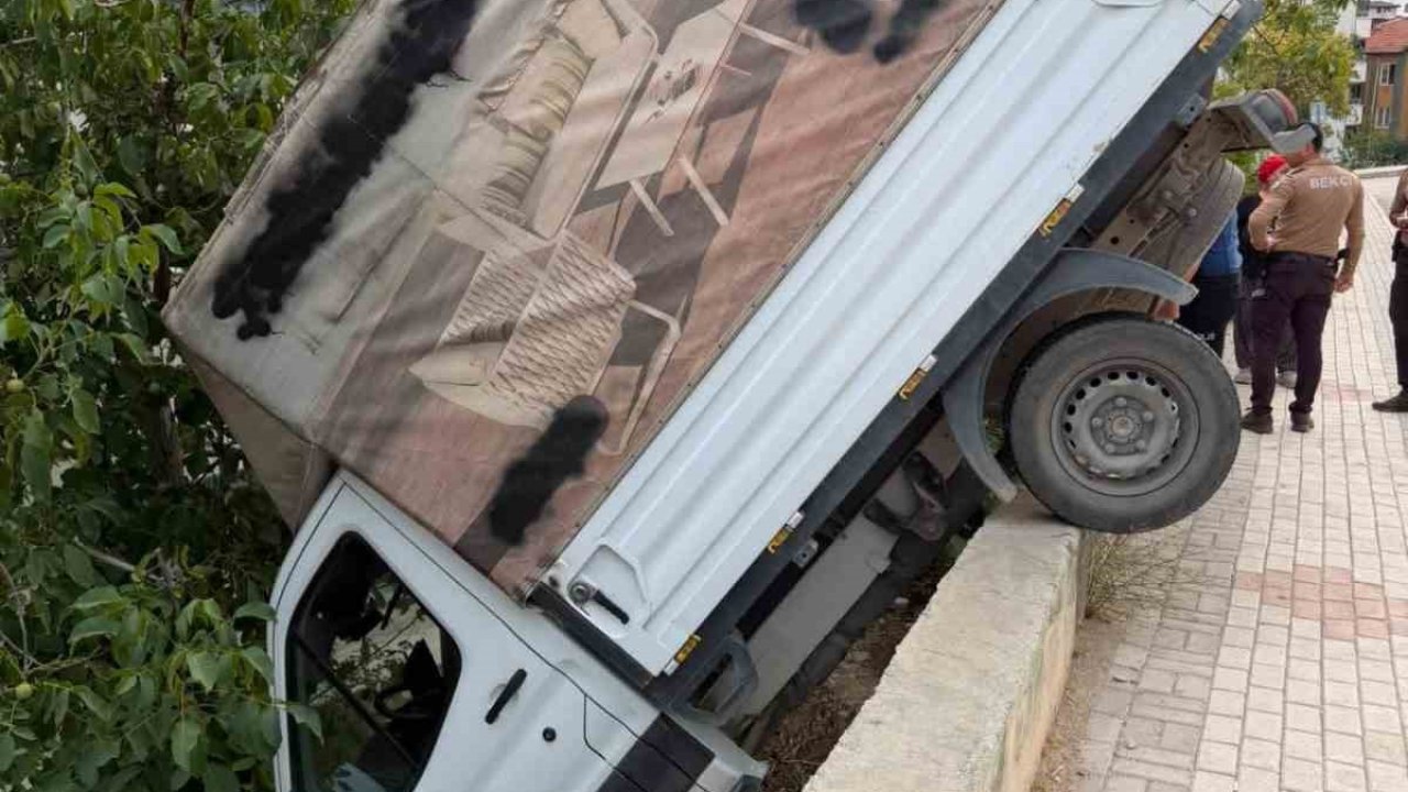 Kamyonet bahçeye uçtu: 1 yaralı