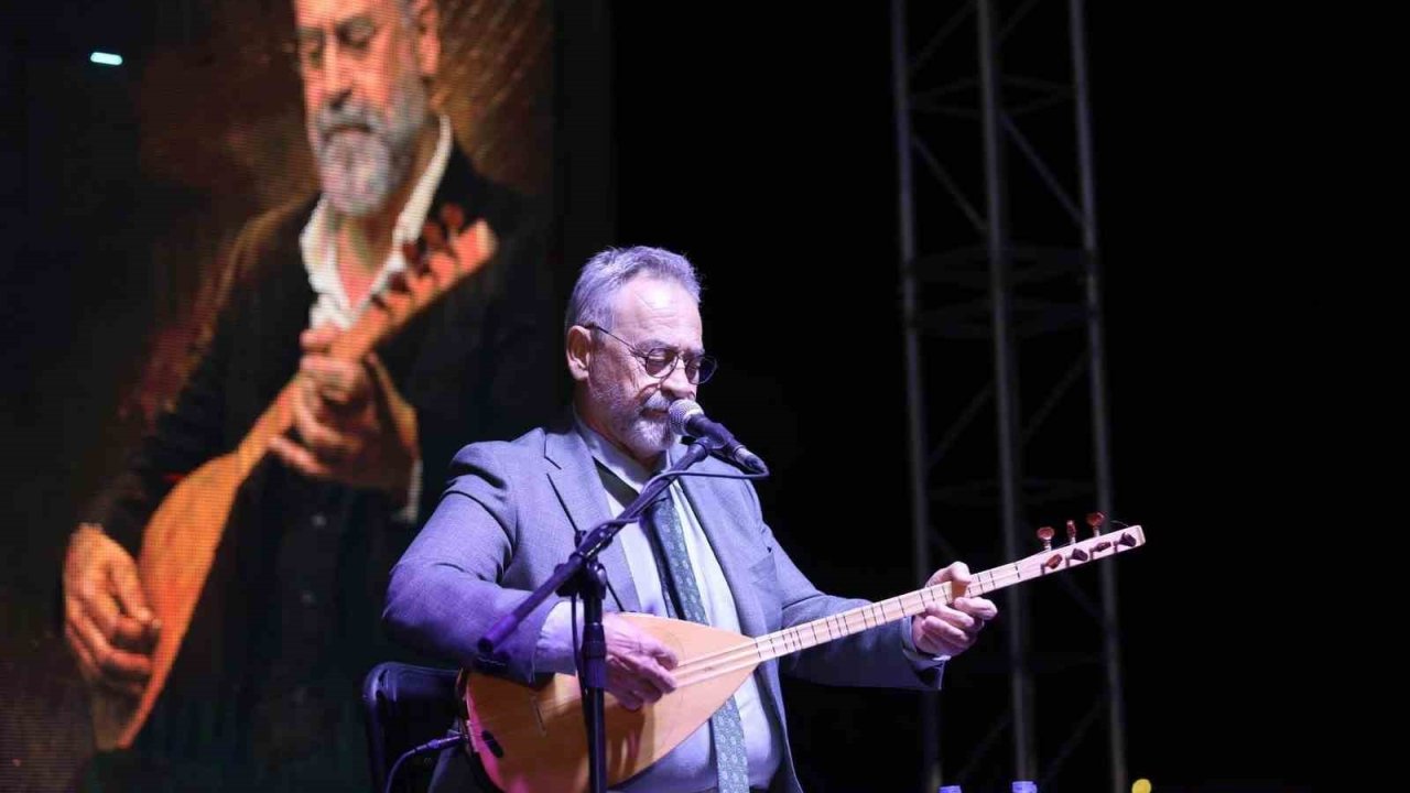 Yunusemre’de 30 Ağustos coşkusu Tolga Çandar’ın türküleriyle taçlandı