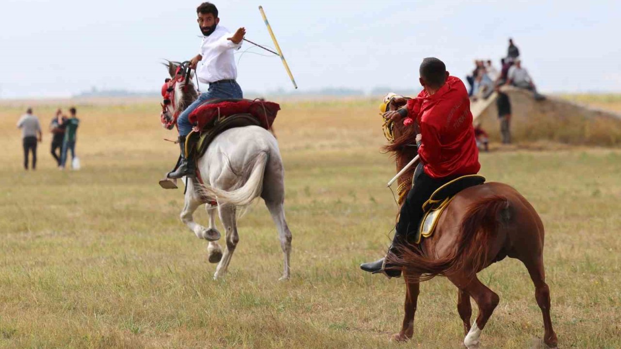 Ağrı’da 4 yıl sonra yeniden düzenlenen at yarışlarıyla gelenekler yeniden yaşatıldı
