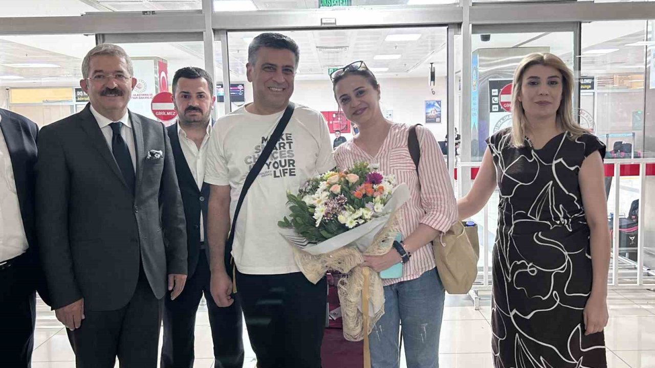 Tahran’dan Van’a direkt uçuşlar başladı: İlk turist kafilesi çiçeklerle karşılandı