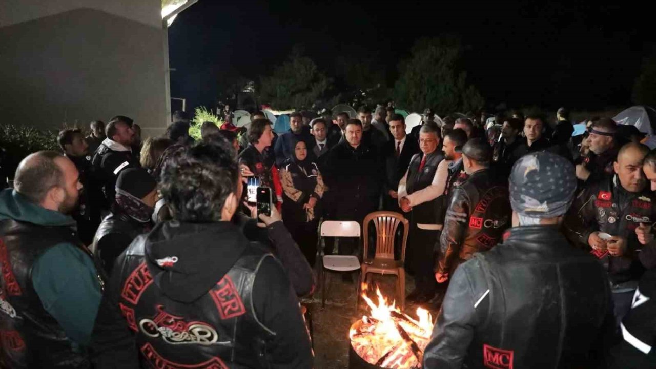 Vali Işın, Dumlupınar’daki Zafer Kampı’nda gençlerle buluştu