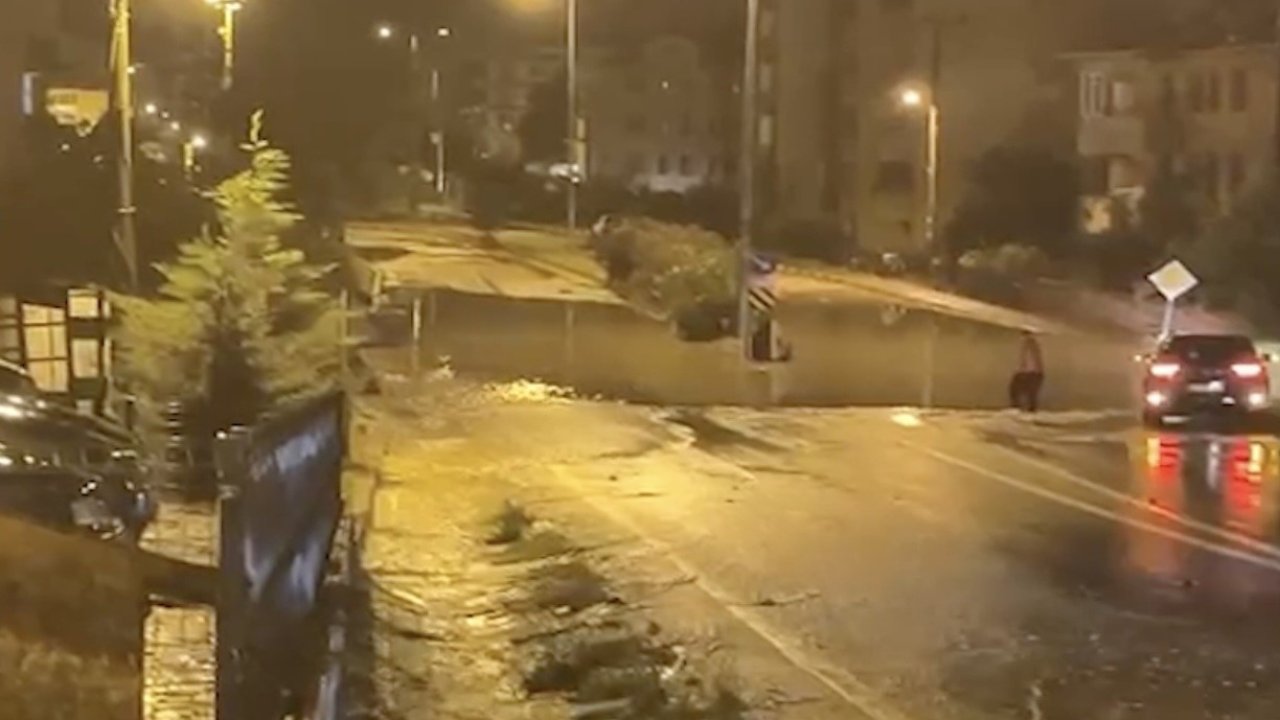 Kuvvetli sağanak ilçede su baskınlarına sebep oldu