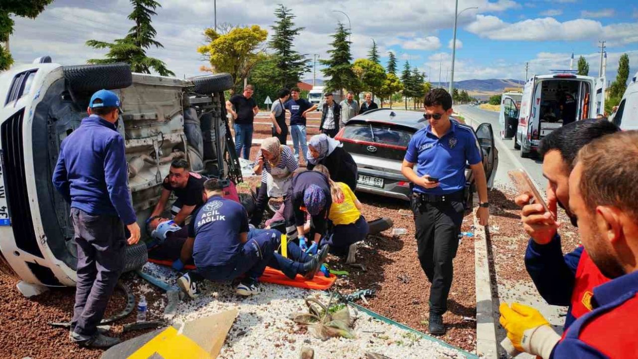 Otomobillerin çarpıştığı kazada 7 kişi yaralandı
