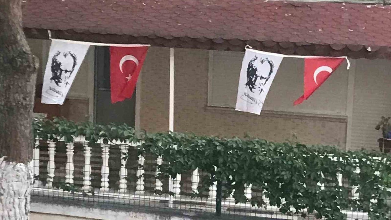 Ayvalık-Sarımsaklı’da Atatürk ve Cumhuriyet sevgisi sokağa taşıyor