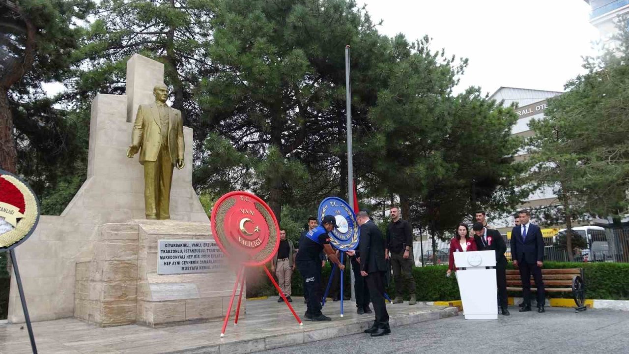 Van’da 30 Ağustos Zafer Bayramı kutlandı