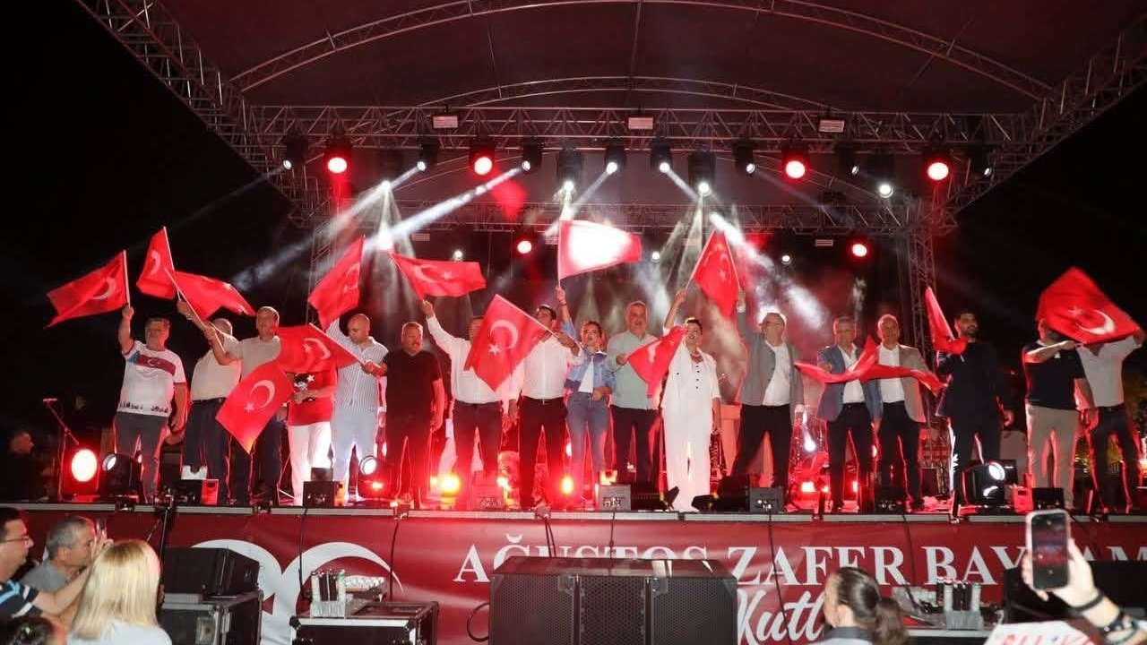 30 Ağustos Zafer Bayramı Edremit’te fener alayı ve Fatma Turgut Konseri ile kutlandı