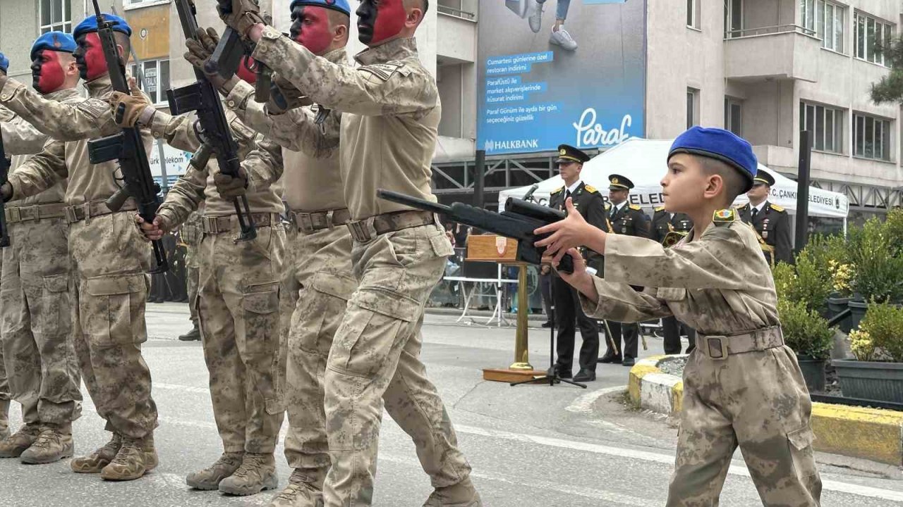 Komandoların gösterisine eşlik eden minik asker izleyenleri mest etti