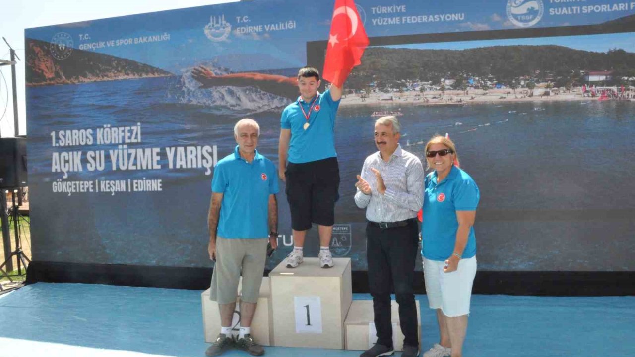 Saros Körfezi’nde Zafer Bayramı’na özel yüzme yarışmasında 200’ü aşkın sporcu kulaç attı