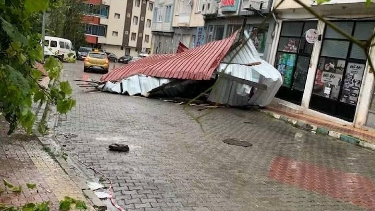 Şavşat’ta fırtınada uçan çatı aracın üzerine düştü