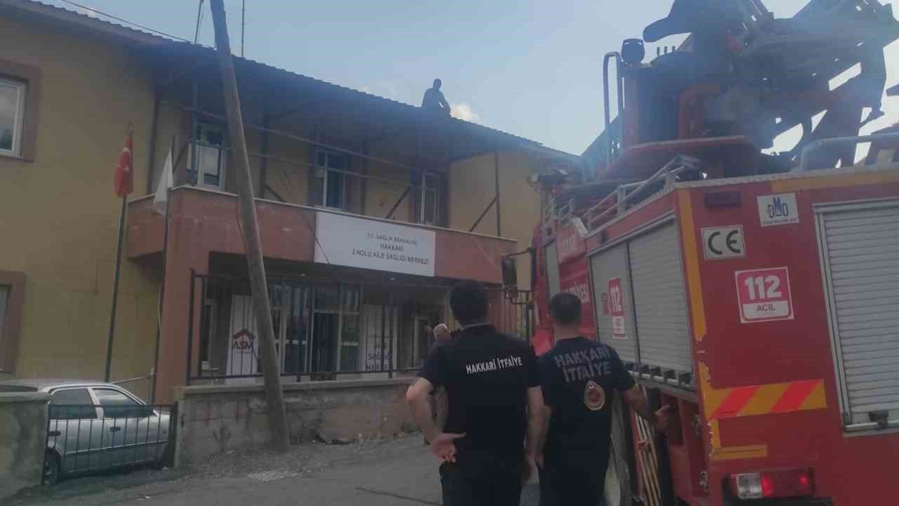 Hakkari’de çatıda mahsur kalan işçi kurtarıldı
